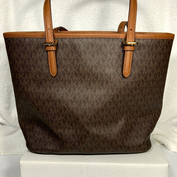 Michael Kors Jet Set Signature Bag - Picture 3 of 16